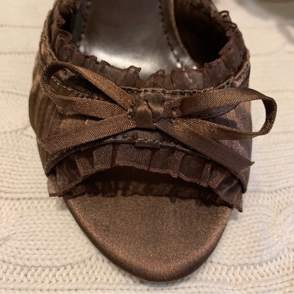 New in box brown satin ruffle heels - Picture 7 of 13